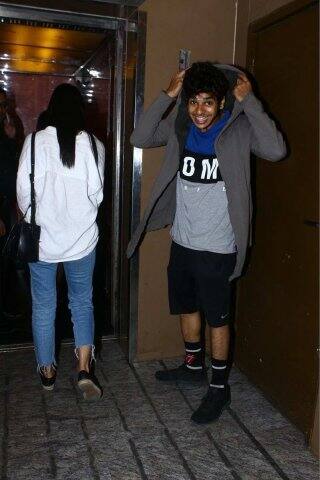 পরে, নিজেই হুডি সরিয়ে ঈশান জানান, বৌদির সঙ্গে ঘোরার সময় তিনি সংবাদমাধ্যমকে দেখে মজা করছিলেন। এখানে বলে রাখা দরকার, শীঘ্রই শ্রীদেবীর বড় মেয়ে জাহ্নবীর সঙ্গে বলিউডে আত্মপ্রকাশ হচ্ছে ঈশানের। ছবির নাম ‘ধড়ক’।