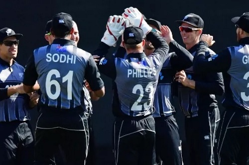 মার্টিন গাপটিলও ভাল ব্যাটিং করেন। তিনি ৩৮ বলে ৬৩ রান করেন। গাপটিল ও মুনরোর জুটিতে যোগ হয় ১৩৬ রান