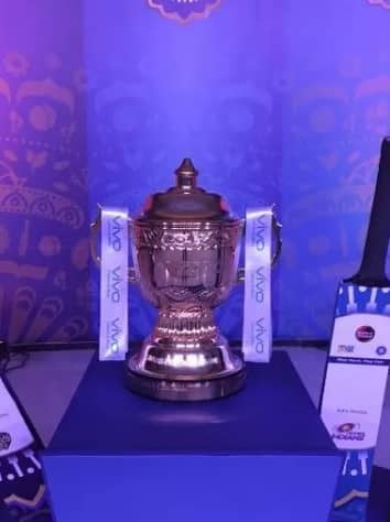 তবে কয়েকজন তারকাকে আবার ধরে রাখা হয়নি