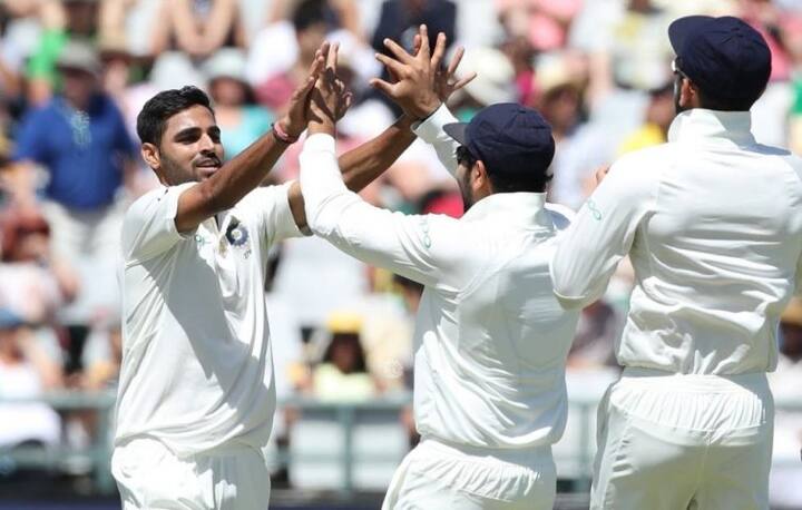 খেলার শুরুতেই ভারতীয় পেসার ভূবনেশ্বর কুমার দক্ষিণ আফ্রিকার ওপেনার ডিন এলগারকে ফিরিয়ে দেন। 