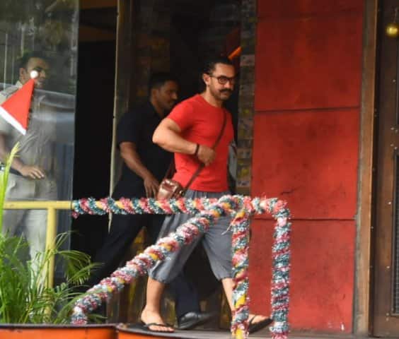 আমির এখন ব্যস্ত ঠগস অফ হিন্দুস্তানের শ্যুটিংয়ে। তাঁকে দেখা গেল সেই লুকেই। 