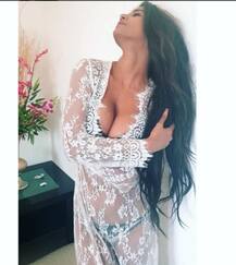 বোল্ড ছবি পোস্ট করে ফ্যানদের কাছে এই প্রশ্ন করলেন পুনম পান্ডে..