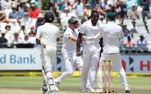 দক্ষিণ আফ্রিকা সফরে প্রথম টেস্টে ভারতীয় দলকে উজ্জ্বীবিত করতে গ্যালারিতে অনুষ্কা