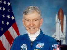 প্রয়াত চাঁদের বুকে অবতরণ করা কিংবদন্তি মার্কিন মহাকাশচারী জন ইয়ং