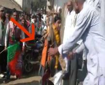 গিয়েছিলেন ভোট চাইতে, বদলে জুতোর মালা পেলেন মধ্যপ্রদেশের বিজেপি প্রার্থী