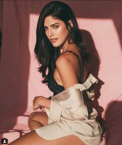 ইজাবেলা জন্মসূত্রে ব্রাজিলিয়। জ্ন্ম ১৯৯০ সালে অর্থাত ২৭ ছাড়িয়েছেন। 