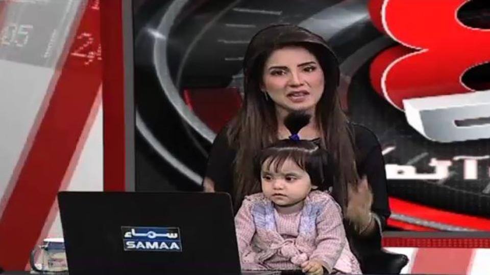 ‘Humanity is dead’: Pakistani anchor hosts bulletin with daughter to protest 7-yr-old’s rape, murder ৭ বছরের জৈনাবকে ধর্ষণ, খুন: ফুঁসছে পাকিস্তান, প্রতিবাদে টিভি সঞ্চালিকা খবর পড়লেন নিজের শিশুকন্যাকে কোলে নিয়ে