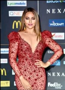 দেখুন, বিকিনিতে কেমন মজা করছেন সোনাক্ষী..