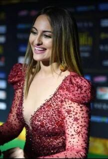 দেখুন, বিকিনিতে কেমন মজা করছেন সোনাক্ষী..