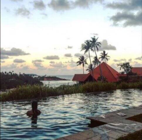 'দাবাং' ছবিতে সলমন খানের বিপরীতে অভিনয়ের জগতে পা রাখেন সোনাক্ষী। ইনস্টাগ্রামে তিনি দারুন সক্রিয় থাকেন। প্রায়ই নতুন নতুন ছবি শেয়ার করেন।