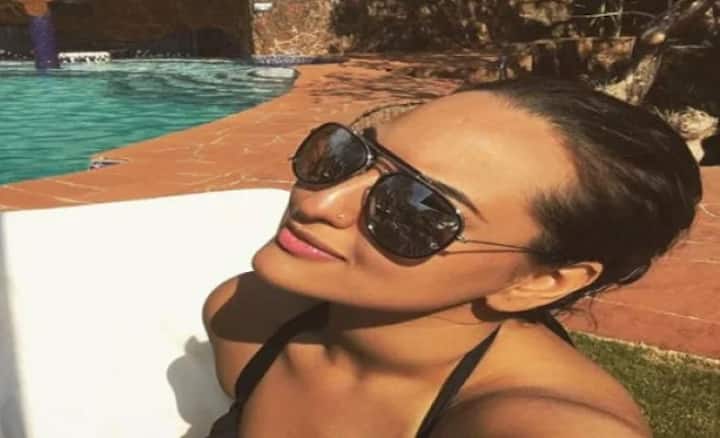 সিনেমায় আসার আগে, সোনাক্ষী ফ্যাশন ডিজাইনিং নিয়ে পড়াশোনা করেন। ইন্টারনেটে সোনাক্ষীর এই ভঙ্গিমা সকলের দারুন পছন্দ হয়েছে। সোনাক্ষীর সব ছবি ইনস্টাগ্রাম থেকে নেওয়া।