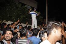 অনুরাগীদের মধ্যে মিশে রাস্তায় নাচলেন এই অভিনেতা...