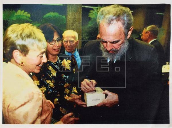 কাঠের ওই সিগার বাক্সে কিউবার বিপ্লবী নেতার সই আছে। সঙ্গে একটি ছবিও আছে, যেটাতে দেখা যাচ্ছে কাস্ত্রো সই করে বাক্সটি বিশ্বপ্রেমিক ডক্টর ইভা হালেরকে দিচ্ছেন। সালটা ২০০২।