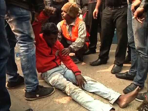 Injured young man left unattended on the road after being hit by a bus, later police came and take him to hospital, inhuman city অমানবিক শহর! বাইপাসে বাসের ধাক্কা তরুণকে, ২০ মিনিট ধরে রাস্তায় পড়ে ছটফট, সাহায্যে এলেন না কেউ