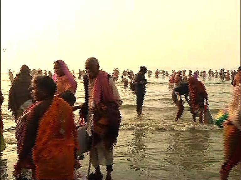 Over 20 lakh devotees take holy dip at Gangasagar on Makar Sankranti মকর সংক্রান্তিতে গঙ্গাসাগরে মানুষের ঢল, ভোর থেকে পুণ্যস্নান, কপিল মুনির আশ্রমে পুজো