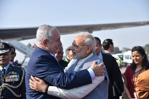 Israeli PM Benjamin Netanyahu comes to India with a ‘gift’ for PM Narendra Modi ‘উপহার’ নিয়ে নয়াদিল্লিতে নেতানেয়াহু, প্রোটোকল ভেঙে বিমানবন্দরে মোদী