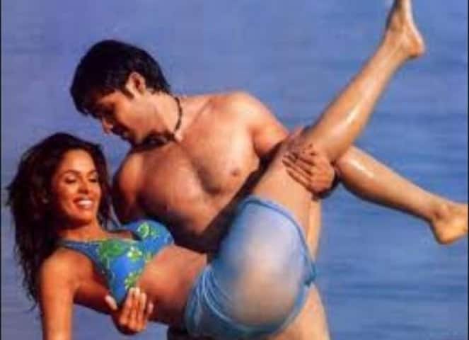 মল্লিকা শেরাওয়াত: মল্লিকা শেরাওয়াত ইমরান হাসমির সঙ্গে মার্ডার সিনেমার জন্য পরিচিত। এই সিনেমায় ইমরানের সঙ্গে তাঁর বেশ কয়েকটি সাহসী দৃশ্য ছিল। কামব্যাস সিনেমা হিসস-ও বেশ সাহসী ভূমিকায় দেখা গিয়েছিল তাঁকে। কিন্তু সেভাবে কেরিয়ারে সফল হতে পারেননি তিনি।