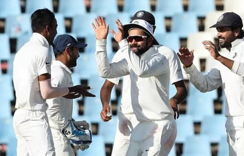 আজ ভারতের বোলারদের দাপটে দক্ষিণ আফ্রিকা ৩৩৫ রানে অলআউট হয়ে যায়