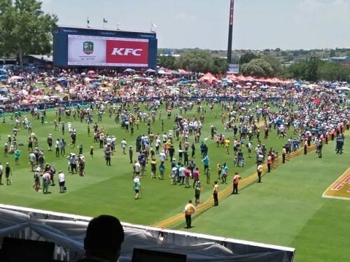 টেস্ট ম্যাচের মধ্যাহ্নভোজের বিরতিতে মাঠের মধ্যে কাতারে কাতারে লোক! অপেশাদার যুগে হয়তো দেখা যেত, কিন্তু বর্তমানে পেশাদার আমলে সেটা ভাবা যায় না। তবে সেটাই দেখা গেল দক্ষিণ আফ্রিকায়