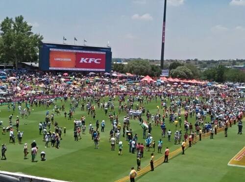 শনিবার থেকে সেঞ্চুরিয়নের সুপারস্পোর্ট পার্কে শুরু হয়েছে ভারত-দক্ষিণ আফ্রিকা সিরিজের প্রথম টেস্ট ম্যাচ। প্রথম দিন মধ্যাহ্নভোজের বিরতিতে পিকনিক স্পটের চেহারা নেয় মাঠ