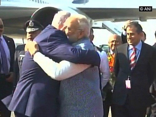Congress mocks PM Narendra Modi over ‘hugplomacy’, gets thrashing from BJP মোদীর আলিঙ্গনকে কটাক্ষ কংগ্রেসের, পাল্টা সমালোচনায় বিজেপি
