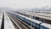 কনকনে ঠান্ডার সঙ্গে দোসর কুয়াশা, বিপর্যস্ত রেল, দুর্ভোগে যাত্রীরা, কোন ট্রেন কতটা দেরিতে চলছে, দেখব