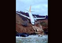 দেখুন! তুরস্কে রানওয়ে থেকে পিছলে গেল বিমান, ব্ল্যাক সি-তে ডুবতে ডুবতে বাঁচলেন ১৬৮ জন যাত্রী