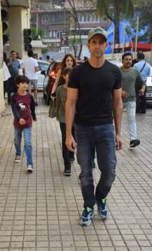 জুহুর পিভিআরে প্রাক্তন স্ত্রী সুজান ও ছেলেদের নিয়ে সিনেমা দেখতে এলেন হৃতিক