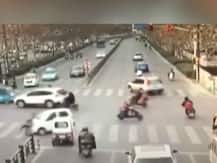 দেখুন ভিডিওতে: দু-দুবার ধাক্কা একই গাড়ির,এরপরও প্রাণে বেঁচে গেলেন মহিলা