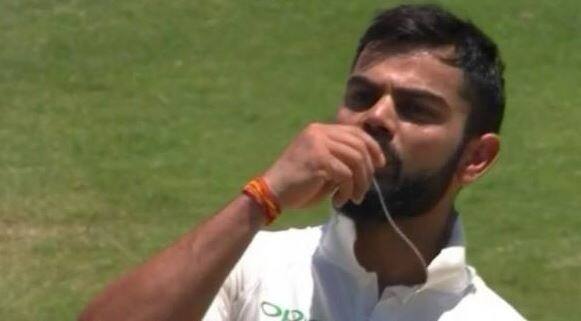 Virat Kohli kisses his wedding ring after reaching 150 ১৫০ রানে পৌঁছনোর পর বিয়ের আংটিতে চুম্বন কোহলির