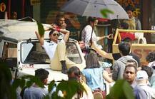 দেখুন তো রাস্তার ধারে গাড়ির ওপর বসে এই রাউডি ট্র্যাফিক পুলিশকে আপনি চেনেন কি