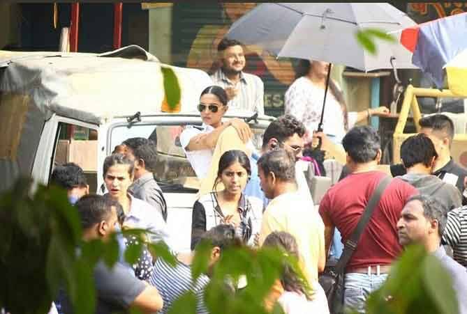  তবে দীপিকার এই লুক কিন্তু চাপে ফেলে দিতে পারে বয়ফ্রেন্ড রণবীর সিংহকে। সিম্বা ছবিতে একজন কঠিন পুলিশ আধিকারিকের চরিত্রে দেখা যাওয়ার কথা রণবীরকে। 
