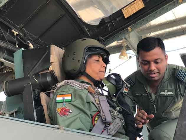 উড়ানের আগে, তাঁকে বিমানের খুঁটিনাটি সম্পর্কে জানানো হয়। 