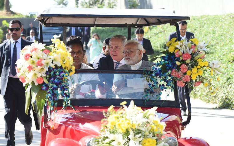 Modi, Netanyahu bond in Gujarat; hold grand roadshow আমদাবাদে বর্ণাঢ্য রোডশো মোদী, নেতানিয়াহুর