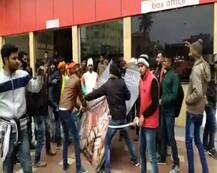 পদ্মাবৎ: বিহারের মুজফফরপুরে সিনেমা হলে ভাঙচুর চালাল করণী সেনা