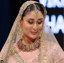 দোহার ফ্যাশন শোয়ে ব্রাইডাল পোশাকে করিনা, অভিনেত্রীর সৌন্দর্যে মগ্ধ উপস্থিত দর্শকরা