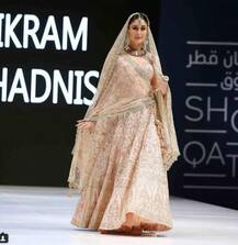 দোহার ফ্যাশন শোয়ে ব্রাইডাল পোশাকে করিনা, অভিনেত্রীর সৌন্দর্যে মগ্ধ উপস্থিত দর্শকরা