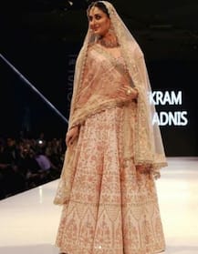 দোহার ফ্যাশন শোয়ে ব্রাইডাল পোশাকে করিনা, অভিনেত্রীর সৌন্দর্যে মগ্ধ উপস্থিত দর্শকরা