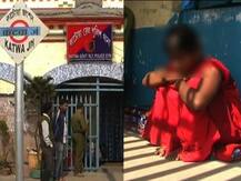 \'চাপের মুখে\' তাড়িয়ে দিয়েছে ঠাকুমা, স্টেশনে ভিক্ষা করেই বিচার পেতে লড়াই দৃষ্টিহীন ধর্ষিতার