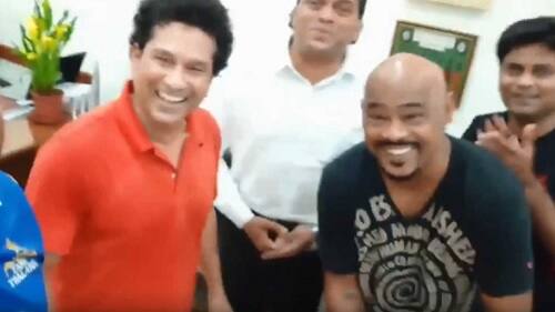 আট বছর আগে একটি টেলিভিশন অনুষ্ঠানে সচিনকে আক্রমণ করেন কাম্বলি। এরপরেই তাঁদের সম্পর্কে চিড় ধরে। ২০১৩ সালে সচিনের বিদায়ী টেস্টে আমন্ত্রণ জানানো হয়নি কাম্বলিকে। আত্মজীবনীতে ছোটবেলার বন্ধুর নাম উল্লেখ করেননি সচিন। তবে তাঁদের সম্পর্ক ফের ভাল হয়ে গিয়েছে বলেই মনে হচ্ছে