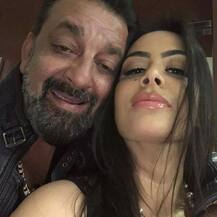 বাবার সঙ্গে ইনস্টাগ্রামে ছবি পোস্ট করলেন সঞ্জয় কন্যা ত্রিশলা দত্ত