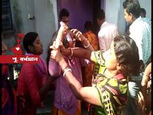 ভিডিও: চুরির অপবাদে মেয়েকে ‘অত্যাচার’ সৎ মায়ের, অভিযুক্তকে পাল্টা মার পড়শিদের