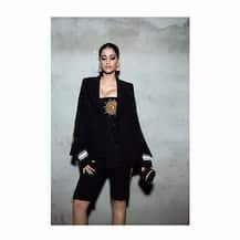 দেখুন, ফিল্মফেয়ারে কালো পোশাকে জাদু ছড়ালেন সোনম কপূর