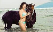 ডাব্বু রতনানির ক্যামেরায় ধরা পড়ল সুইমস্যুটে সানি লিওনের জলকেলি...