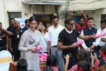 প্যাডম্যান-এর প্রচারে স্কুলপড়ুয়াদের স্যানিটারি ন্যাপকিন দিলেন সোনাম কপূর