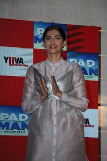 প্যাডম্যান-এর প্রচারে স্কুলপড়ুয়াদের স্যানিটারি ন্যাপকিন দিলেন সোনাম কপূর