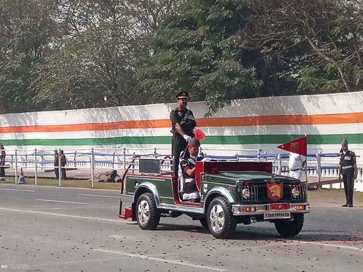 কুচকাওয়াজের নেতৃত্ব দেবেন প্যারেড কমান্ডার মেজর জেনারেল সচিন সুরী। যিনি সেনার হেডকোয়ার্টার বেঙ্গল এরিয়ার অফিসিয়েটিং জেনারেল অফিসার কমান্ডিং (জিওসি)।