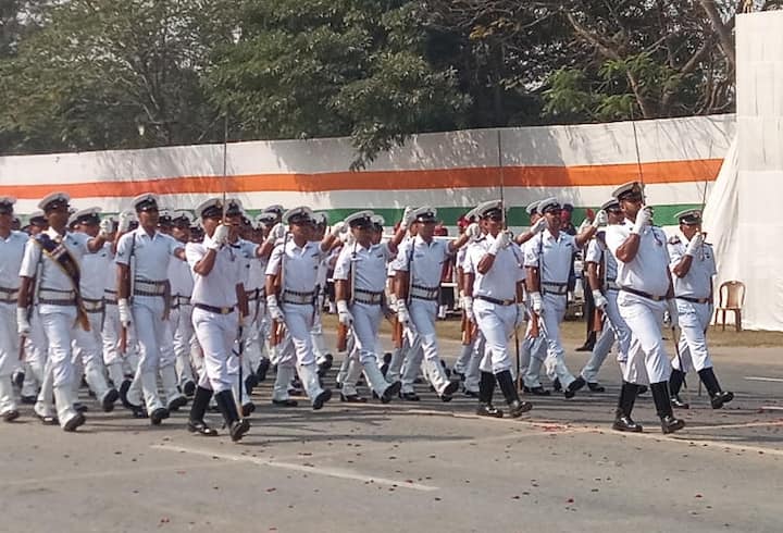 নৌসেনা প্রদর্শন করবে ডেস্ট্রয়ার শ্রেণির রণতরী আইএনএস কলকাতার মডেল, সিন্ধুঘোষ শ্রেণির সাবমেরিনের মডেল। 
