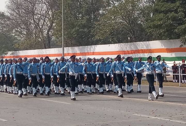 কুচকাওয়াজের প্রধান অতিথি থাকবেন রাজ্যপাল কেশরী নাথ ত্রিপাঠি। তিনি যখন তেরঙা উত্তোলন করবেন, সেই সময় আকাশ থেকে পুষ্পবৃষ্টি করবে বায়ুসেনার এমআই-১৭ ভি ৫ হেলিকপ্টার।