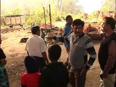 Man attacked with Sword at Baranagar, 5 injured, know the reason, why did he do this বরানগরের আলমবাজারে এক যুবকের তলোয়ার নিয়ে হামলা, জখম ৫, কেন এমন করল সে, জানুন
